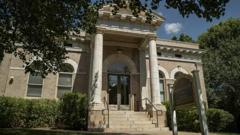 An image of Carnegie Library.