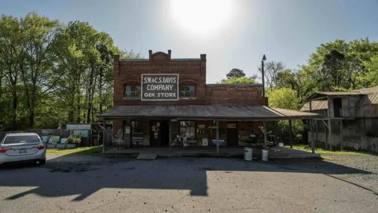 An image of the outside of Davis General Store.