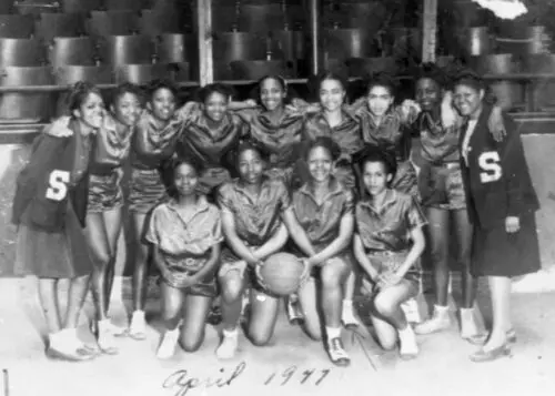 An image of the women’s basketball team.